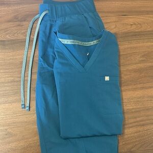 Fabletics Caribbean Blue Women's Scrub Set
